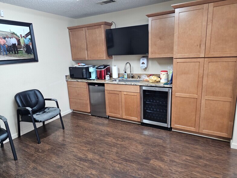 More Photos Of 5919 E Ben White Blvd, Austin Auto Dealership For Sale