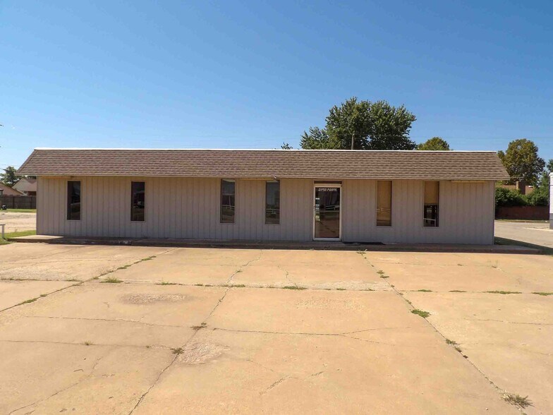 More Photos Of 400 E Jack Choate Ave, Hennessey Office For Sale