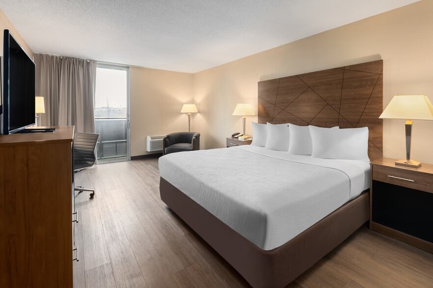 More Photos Of 2537 Rochester Ct, Troy Hotel For Sale