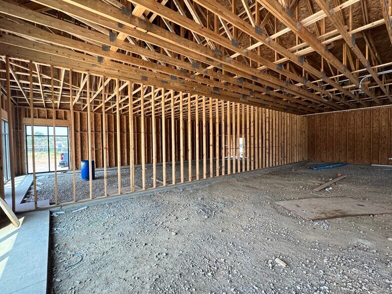 More Photos Of 4662-4668 Hall Rd, Columbus General Retail For Lease