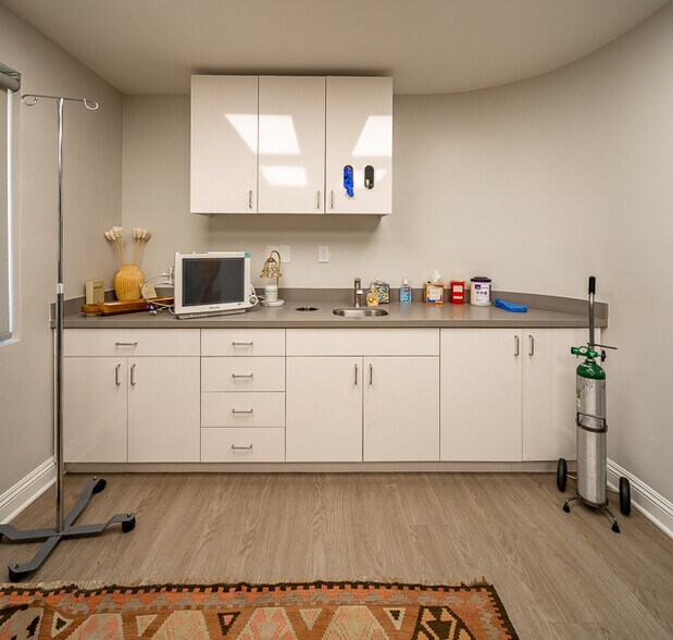 More Photos Of 10724 Riverside Dr, North Hollywood Medical For Lease