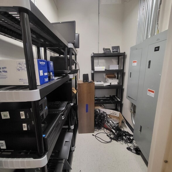 More Photos Of 3500 Gateway Centre Blvd, Morrisville Light Distribution For Lease