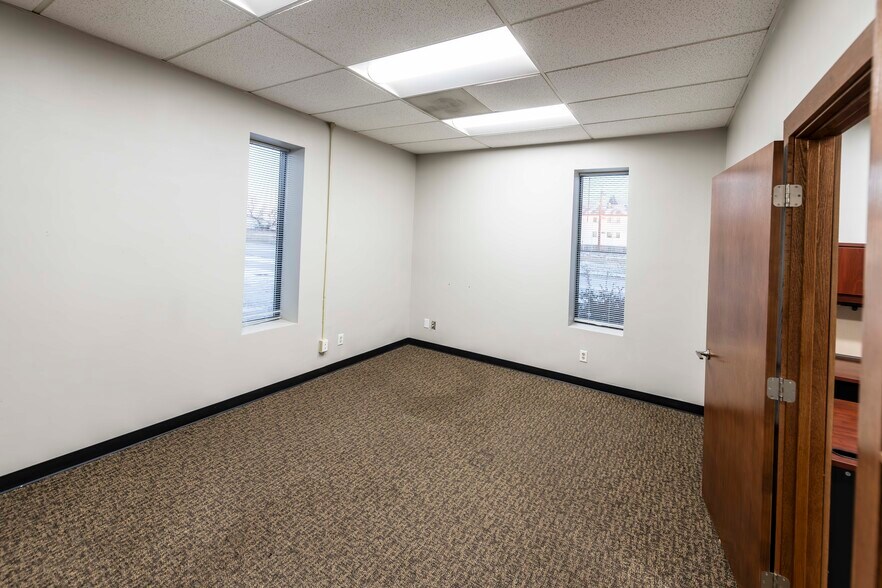 More Photos Of 1119 N 42nd St, Grand Forks Office For Lease