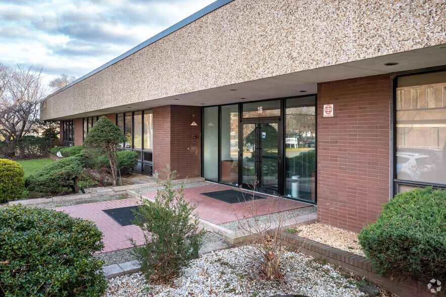 More Photos Of 16 Bleeker St, Millburn Warehouse For Lease