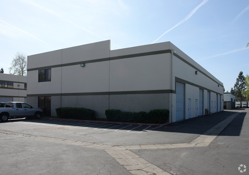 More Photos Of 5325 N Commerce Ave, Moorpark Warehouse For Lease