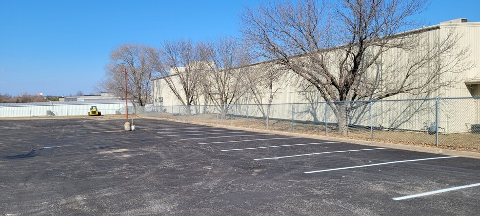 More Photos Of 1904 E Spruce St, Olathe Warehouse For Lease