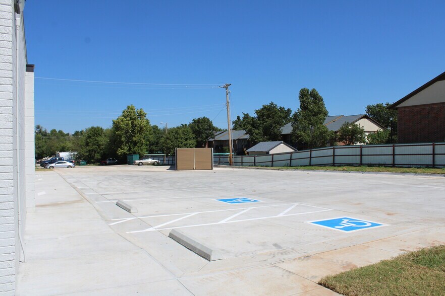 More Photos Of 233 W McArthur Dr, Midwest City General Retail For Lease