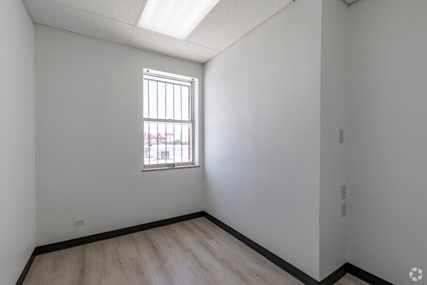 More Photos Of 6836 San Pedro Ave, San Antonio Office For Lease