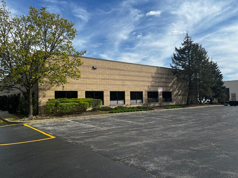 More Photos Of 25765-25767 Hillview Ct, Mundelein Flex For Sale