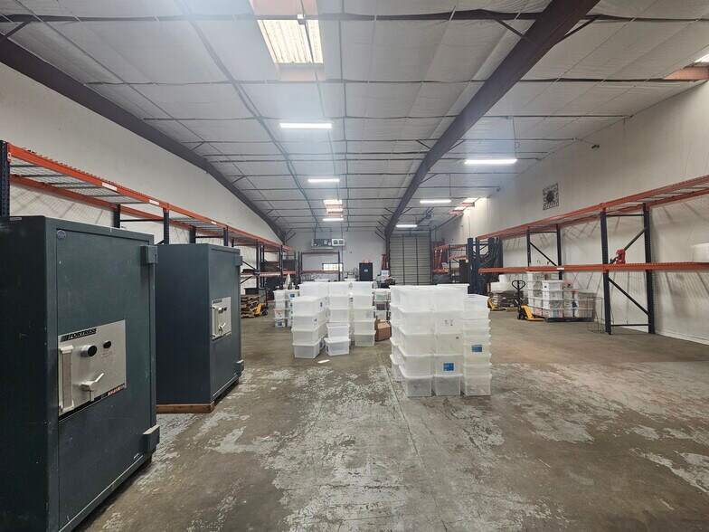 More Photos Of 1261 W Hurst Blvd, Hurst Warehouse For Lease