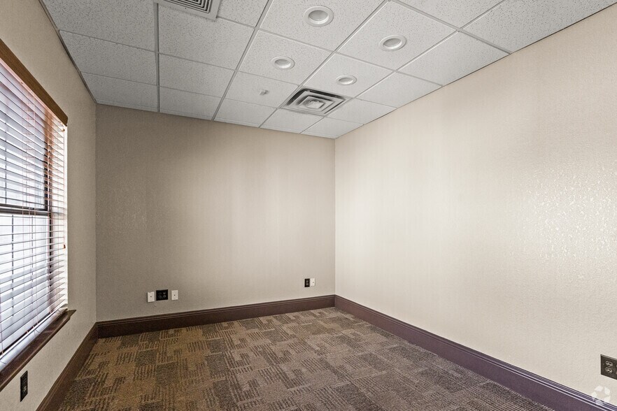 More Photos Of 421 Compton Ave, Irving Warehouse For Lease