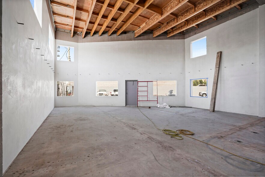 More Photos Of 10926 Randall St, Sun Valley Warehouse For Lease