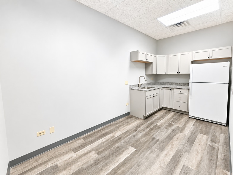 More Photos Of 7820 Graphics Dr, Tinley Park Office For Lease