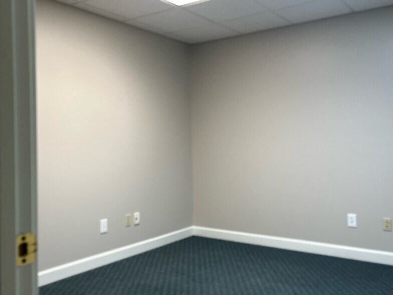 More Photos Of 500 Sun Valley Dr, Roswell Office For Lease