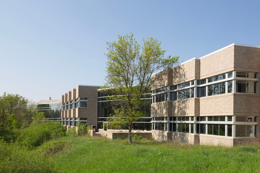 More Photos Of 1 Oak Ridge Dr, Chaska Hotel For Lease