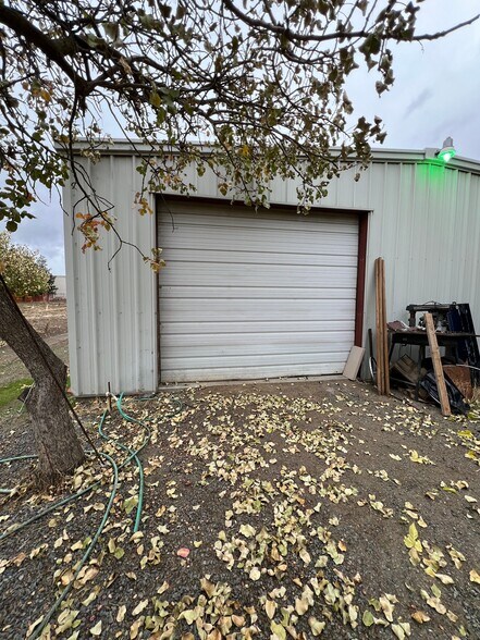 More Photos Of 2721 Empire Ave, Brentwood Flex For Lease