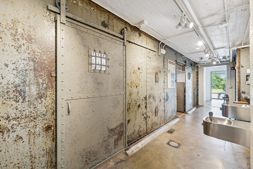 More Photos Of 112 Bridge St, Franklin Office For Sale