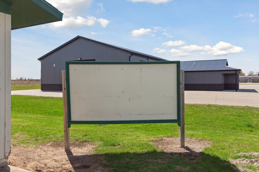 More Photos Of 1395 W Monroe Rd, Saint Louis Office For Sale