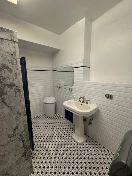 More Photos Of 7016-7024 Melrose Ave, Los Angeles Office For Sale