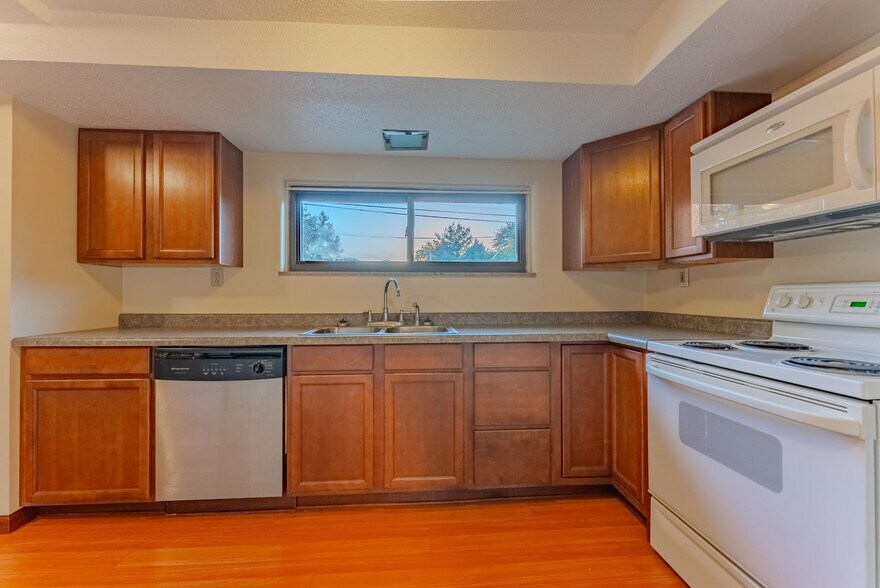 More Photos Of 508 N Broadway, Peru Office For Sale