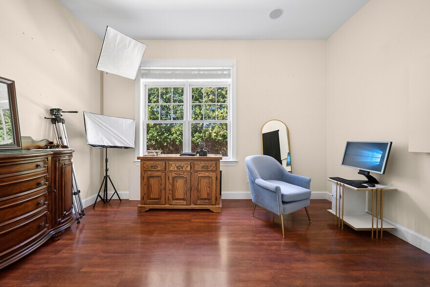 More Photos Of 16 Old Riverhead Rd, Westhampton Beach Office For Lease