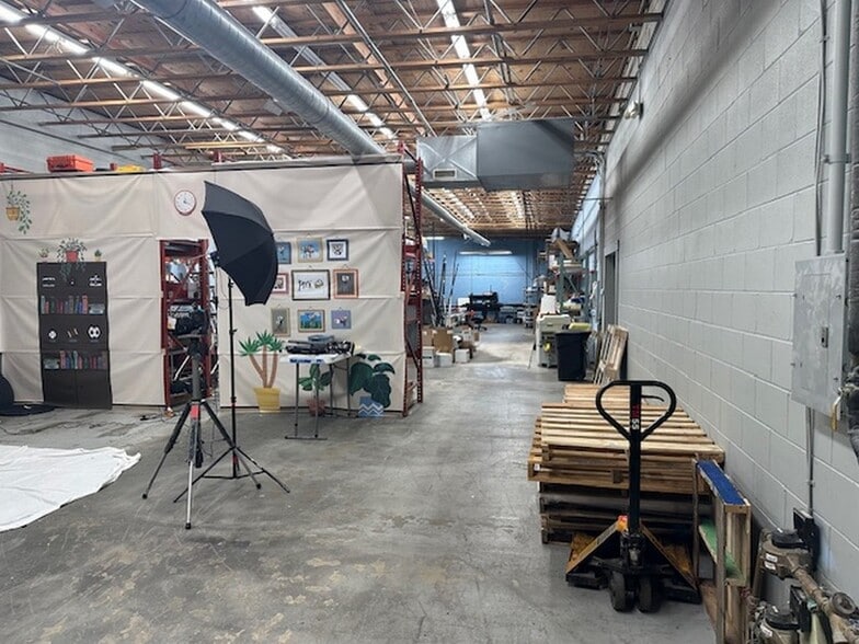 More Photos Of 455-457 S Dartmoor Dr, Crystal Lk, Crystal Lake Warehouse For Sale