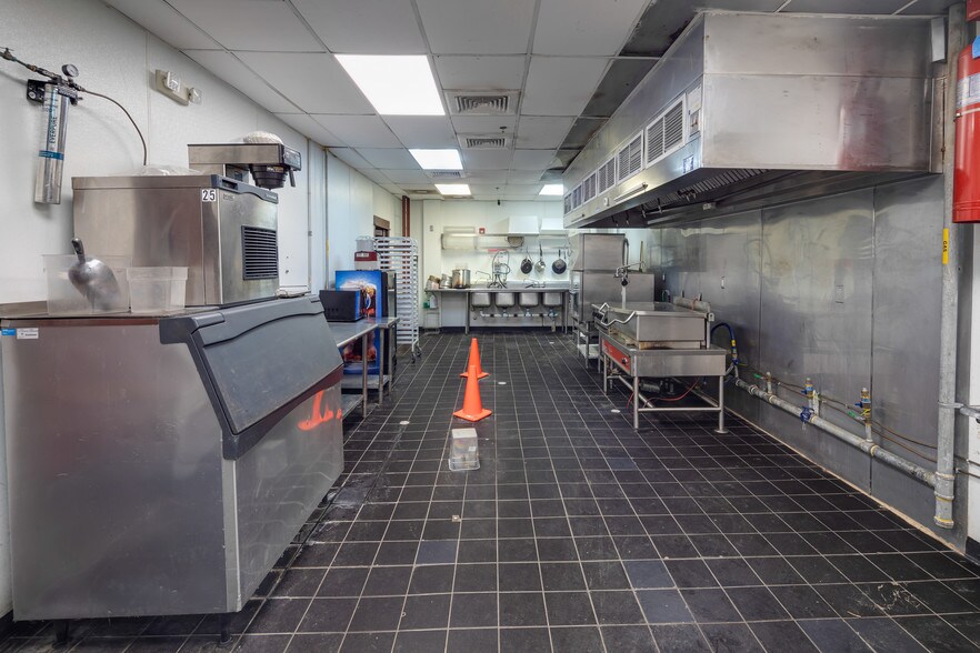 More Photos Of 702 Mall Blvd, Brunswick Supermarket For Sale