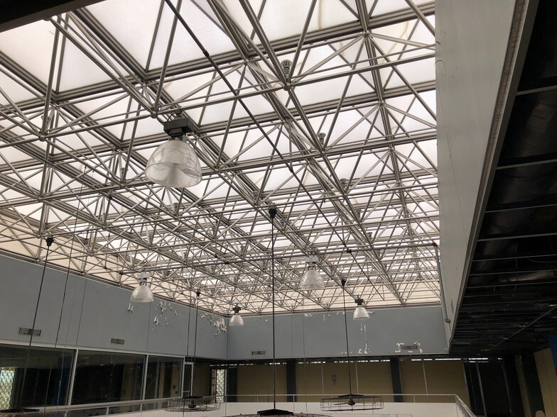 More Photos Of 16000-16200 Northland Dr, Southfield Office For Sale