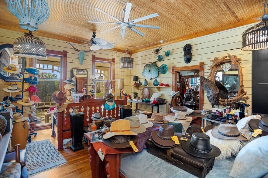 More Photos Of 310 N Mound St, Nacogdoches Flex For Sale