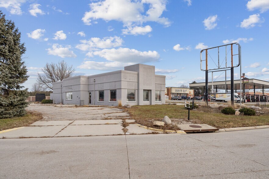 More Photos Of 10 Plaza Dr, Clear Lake General Retail For Sale