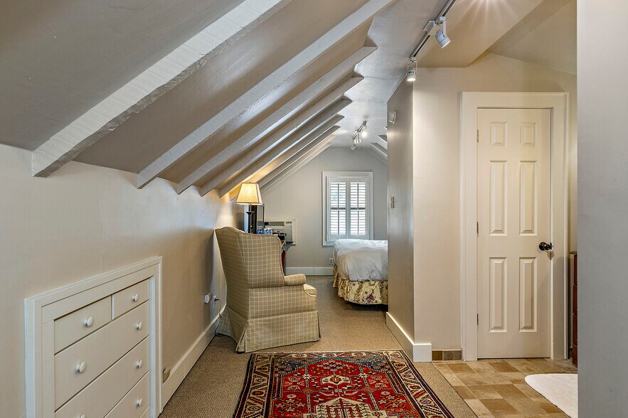 More Photos Of 240 E California St, Jacksonville Hotel For Sale