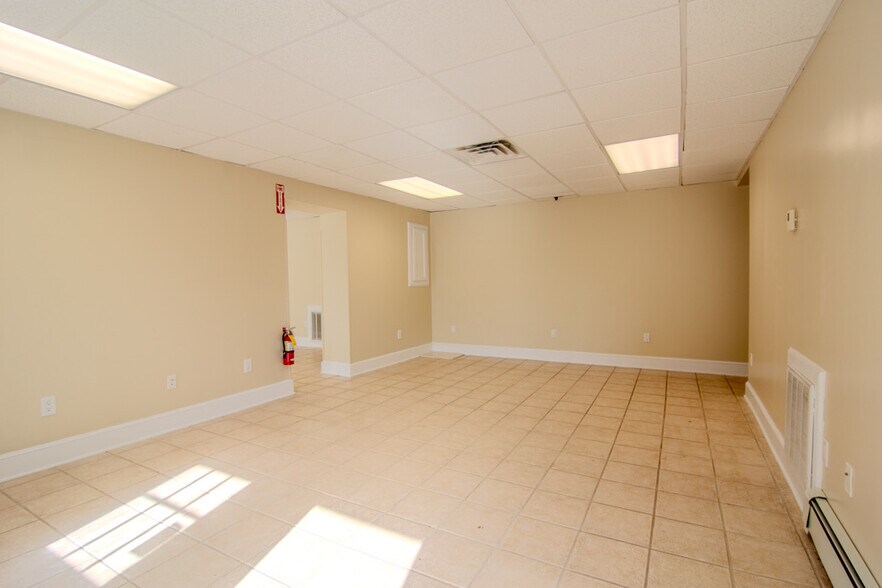 More Photos Of 188 Lake St, Liberty Freestanding For Lease
