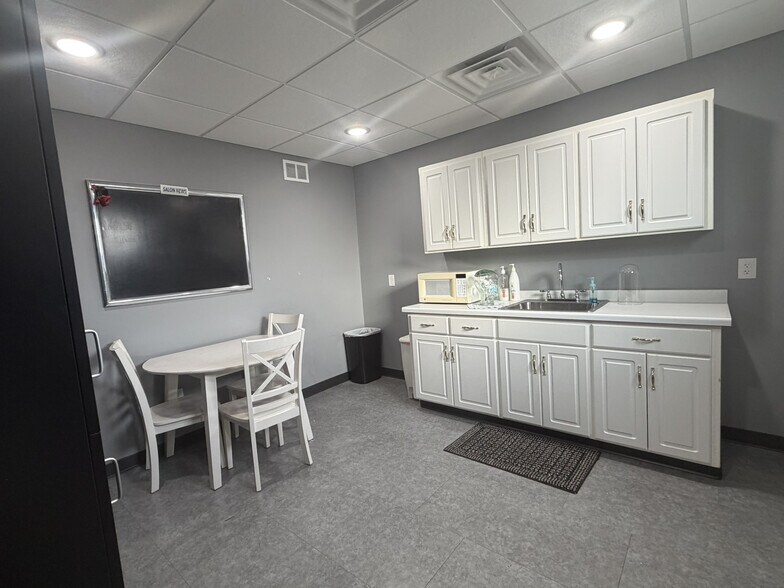 More Photos Of 615 Smith St, Clearwater Freestanding For Sale