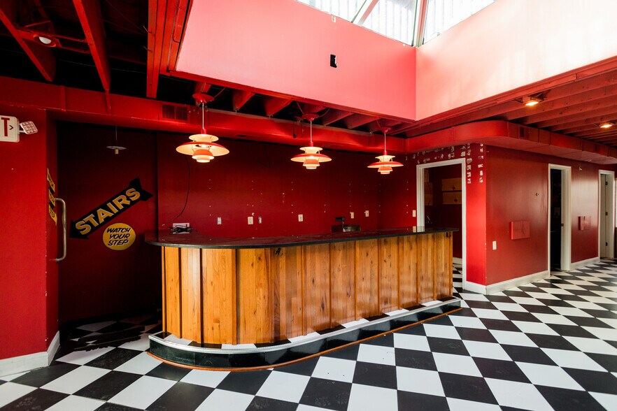 More Photos Of 15421 Mack Ave, Detroit Bar For Sale