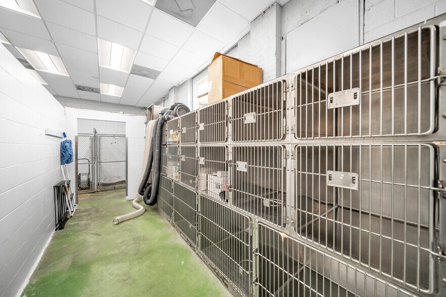 More Photos Of 4000 Burke Station Rd, Fairfax Veterinarian Kennel For Lease