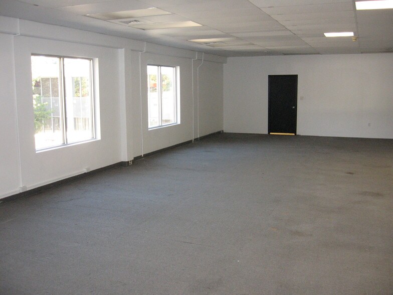 More Photos Of 76 Progress Dr, Stamford Research And Development For Lease