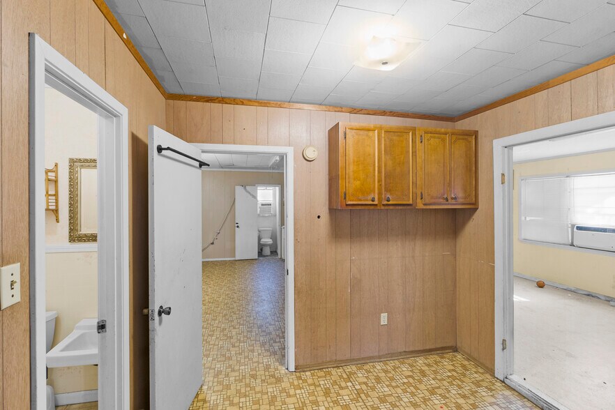 More Photos Of 120 State Highway 75 N, Huntsville Specialty For Sale