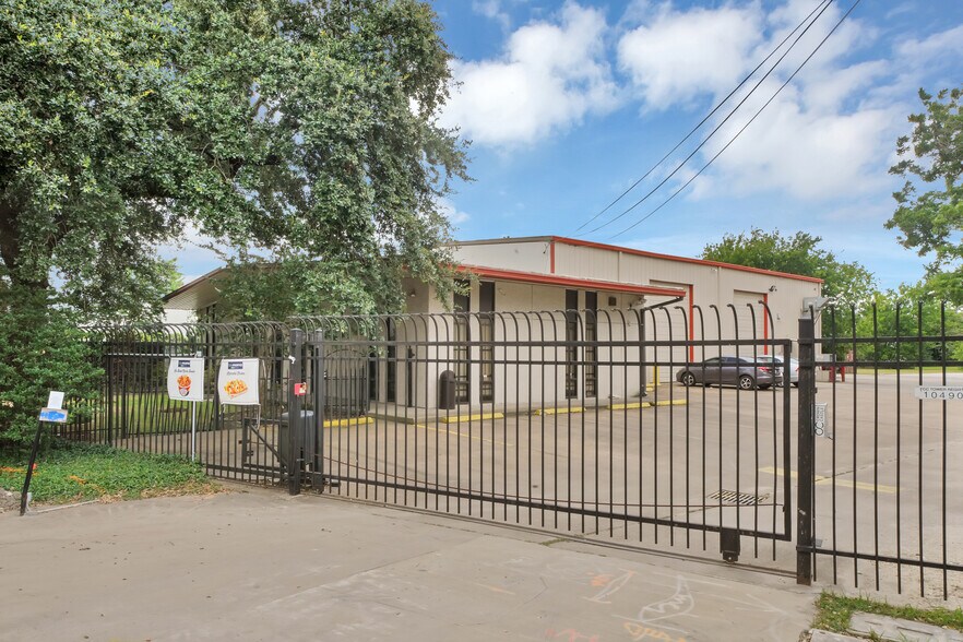More Photos Of 1313 Cedar Post Ln, Houston Warehouse For Sale