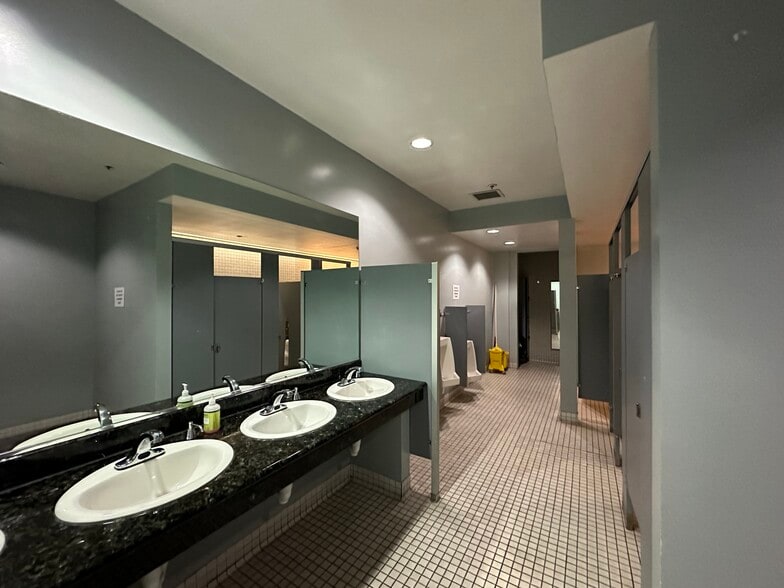 More Photos Of 595 Lawrence Expy, Sunnyvale Medical For Sale