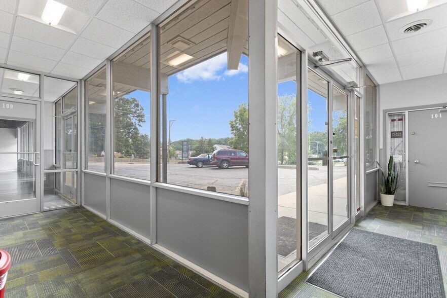 More Photos Of 728 N Prospect St, Rockford Office For Sale