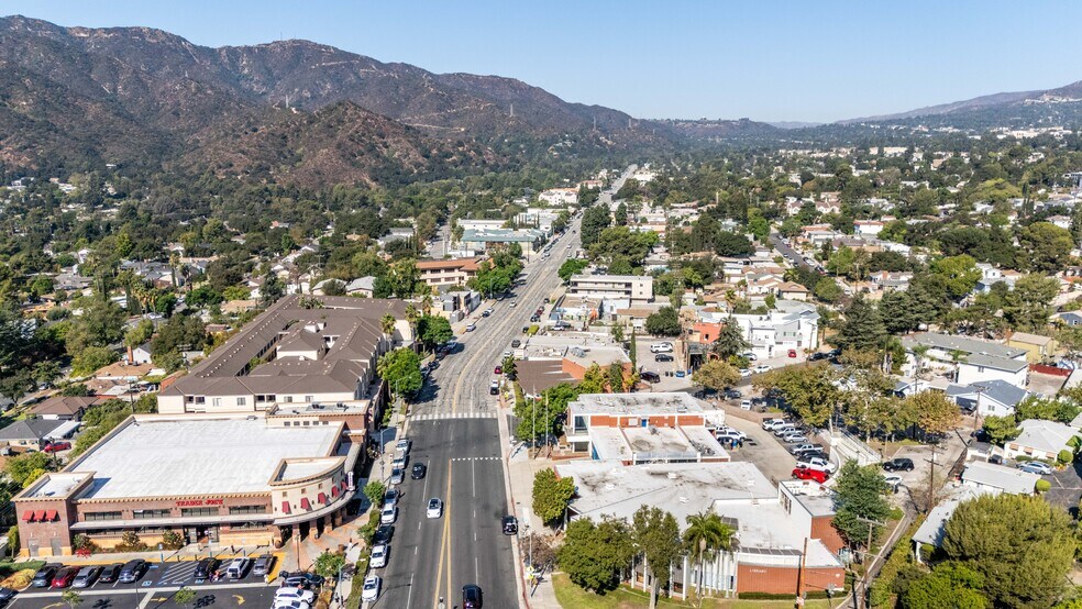 More Photos Of 2501 Honolulu Ave, Montrose Freestanding For Lease