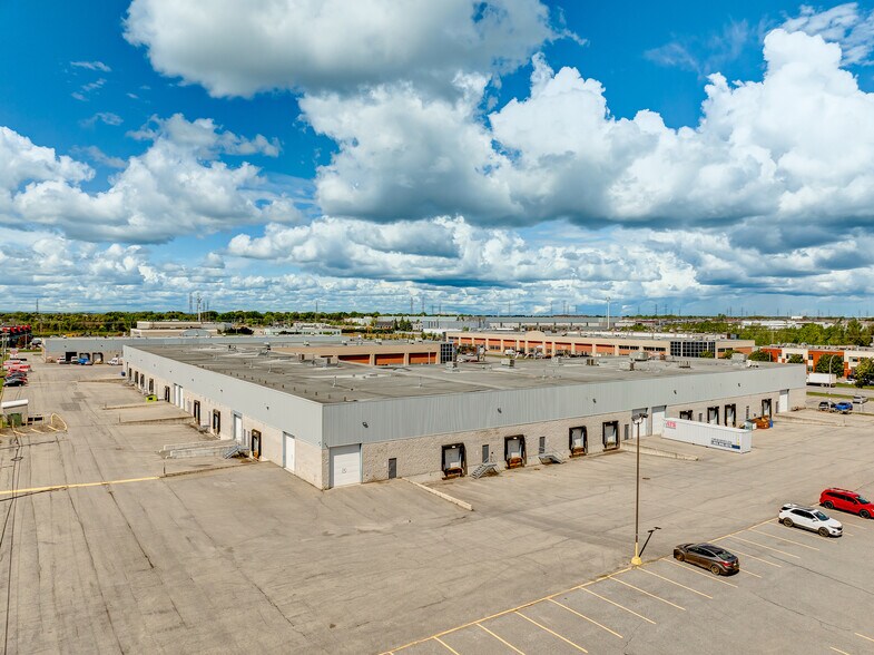 More Photos Of 2900-2976 Rue Joseph-A.-Bombardier, Laval Warehouse For Lease