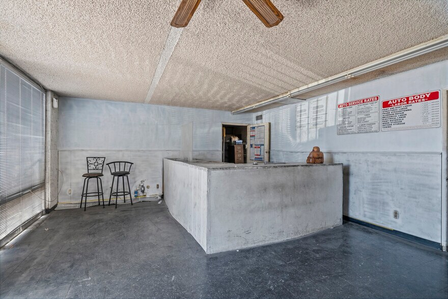 More Photos Of 14233 Oxnard St, Van Nuys Service For Lease