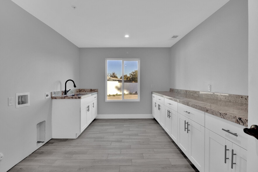 More Photos Of MID-CENTURY MODERN FLAGSHIP RAL, Phoenix Healthcare For Sale