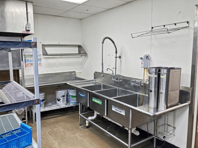 More Photos Of 333 W Albany St, Broken Arrow Restaurant For Sale