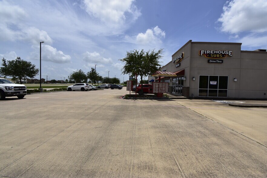 More Photos Of 253 N Bypass 35, Alvin Storefront For Lease