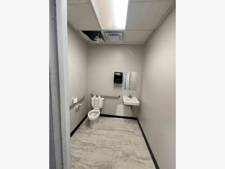 More Photos Of 711-751 Business Park Blvd, Winter Garden Warehouse For Lease