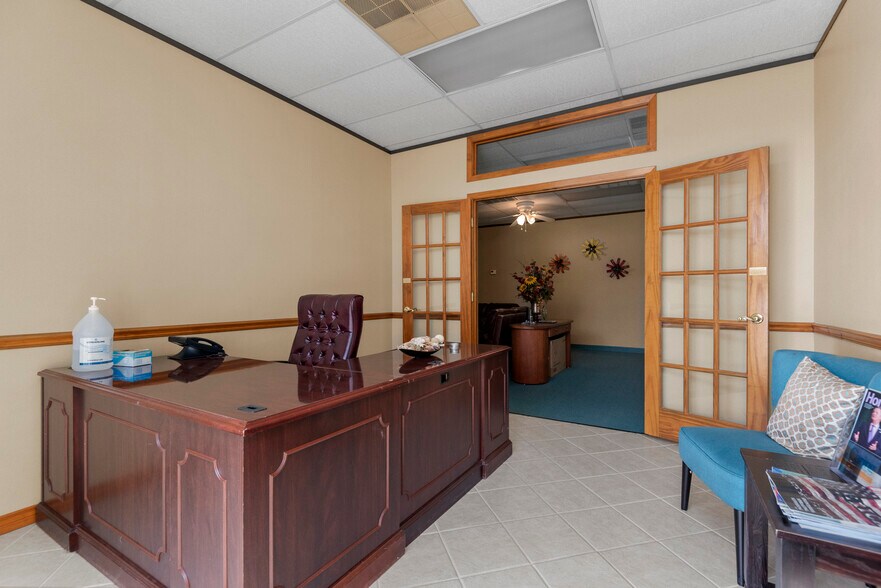 More Photos Of 1214 Stonehollow Dr, Kingwood Office For Sale