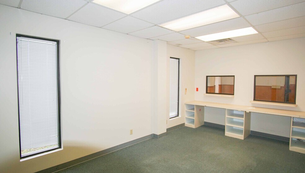 More Photos Of 1800 S Washington St, Beeville Office For Sale