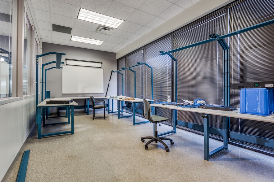 More Photos Of 1910 Pendleton Dr, Garland Flex For Lease